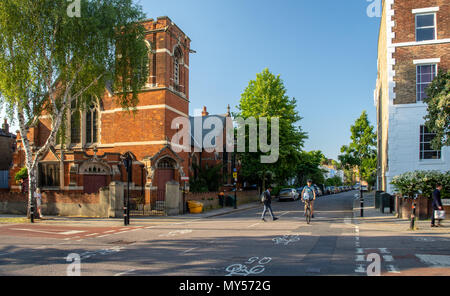 London, England, Regno Unito - 22 Maggio 2018: Un ciclista corre sul Quietway 5 percorso ciclabile lungo frondose strade residenziali tra Kennington e South Lambeth Foto Stock