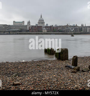 London, England, Regno Unito - 29 Maggio 2018: cieli grigi e inquinamento atmosferico sindone la Cattedrale di St Paul e la città di Londra attraverso il Fiume Tamigi da Banksi Foto Stock