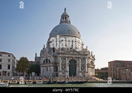 Agosto 27, 2014 - Venezia, Italia: il punto di riferimento a cupola della cattedrale cattolica 'Salute' in Italia con i taxi d'acqua Foto Stock