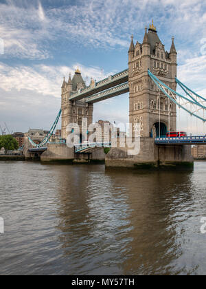 London, England, Regno Unito - 1 Giugno 2018: un tradizionale rosso double-decker bus attraversa il Tower Bridge di Londra. Foto Stock