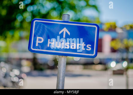 Questo segno su un parcheggio in un olandese edificio pubblico indica la posizione di parcheggio per essere usato da un medico di medicina generale. Pertanto esso deve essere mantenuto sgombro Foto Stock