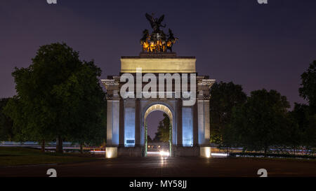 London, England, Regno Unito - 1 Giugno 2018: Il trionfale Wellington Arch a capo di Constitution Hill su Hyde Park Corner a Londra è illuminato di notte. Foto Stock