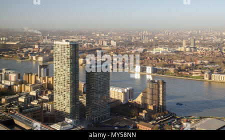 London, England, Regno Unito - 27 Febbraio 2015: Appartamento edifici, incluso il simbolo dello sviluppo su Marsh Wall, lungo il fiume Tamigi e riempire il cit Foto Stock