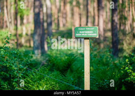 Questo segno indica una zona di appoggio è vicino a. A causa di ciò, non vi è alcun accesso gratuito. Il cartello si trova a 't Lutterzand, una area forestale. Foto Stock