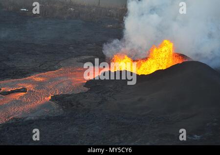 Un imponente fontana di lava produca il magma 160 piedi in aria dalla fessura 8 in corrispondenza della zona di spigolo di Nohea e Leilani causata dall'eruzione del vulcano Kilauea Giugno 5, 2018 nelle Hawaii. La recente eruzione continua distruzione di case, costringendo le evacuazioni e produca lava e gas velenosi sulla Big Island delle Hawaii. Foto Stock