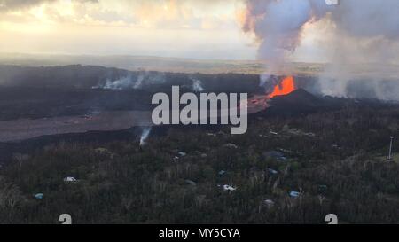 Un imponente fontana di lava produca il magma 160 piedi in aria dalla fessura 8 in corrispondenza della zona di spigolo di Nohea e Leilani causata dall'eruzione del vulcano Kilauea Giugno 4, 2018 nelle Hawaii. La recente eruzione continua distruzione di case, costringendo le evacuazioni e produca lava e gas velenosi sulla Big Island delle Hawaii. Foto Stock