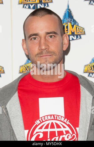 ***FILE FOTO*** ex lottatore CM Punk vince prova diffamazione depositata dalla WWE medico NEW YORK, NY - 4 aprile: CM Punk assiste il WrestleMania 29 Conferenza stampa al Radio City Music Hall il 4 aprile 2013 nella città di New York. Credito: Corredor99/MediaPunch Inc. Foto Stock