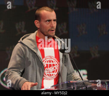 ***FILE FOTO*** ex lottatore CM Punk vince prova diffamazione depositata dalla WWE medico Aprile 04, 2013 CM Punk frequentare il WrestleManania 29 conferenza stampa al Radio City Music Hall di New York City.Credit:RW/MediaPiunch Inc. Foto Stock