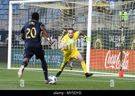 Chester, Pennsylvania, USA. 5 Giugno, 2018. Unione di Philadelphia centrocampista MARCUS EPPS (20) corre a segnare un gol contro il Richmond Kicker il goalie, TREVOR SPANGENBERG (1) in energia Talen Stadium, Chester PA Credito: Ricky Fitchett/ZUMA filo/Alamy Live News Foto Stock