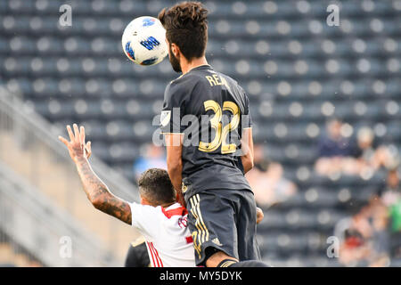 Chester, Pennsylvania, USA. 5 Giugno, 2018. Unione di Philadelphia Defender, Matt, reale (32) salta per la palla durante il match tra l' Unione e la Richmond Kickers a Talen Energy Stadium, Chester PA Credito: Ricky Fitchett/ZUMA filo/Alamy Live News Foto Stock