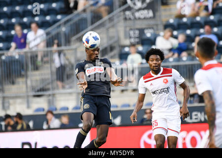 Chester, Pennsylvania, USA. 5 Giugno, 2018. Unione di Philadelphia Defender, CORY BURKE (19) passa per una testata durante il match tra l' Unione e la Richmond Kickers a Talen Energy Stadium, Chester PA Credito: Ricky Fitchett/ZUMA filo/Alamy Live News Foto Stock