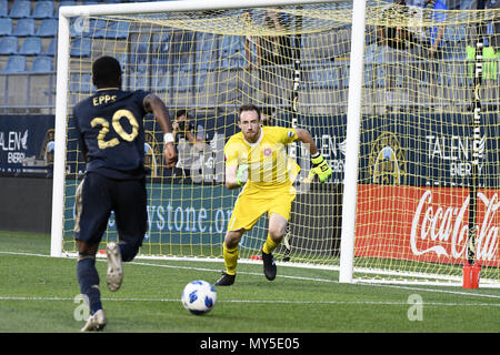 Chester, Pennsylvania, USA. 5 Giugno, 2018. Unione di Philadelphia centrocampista MARCUS EPPS (20) corre a segnare un gol contro il Richmond Kicker il goalie, TREVOR SPANGENBERG (1) in energia Talen Stadium, Chester PA Credito: Ricky Fitchett/ZUMA filo/Alamy Live News Foto Stock