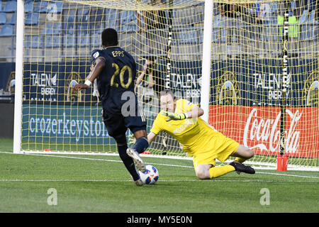 Chester, Pennsylvania, USA. 5 Giugno, 2018. Unione di Philadelphia centrocampista MARCUS EPPS (20) corre a segnare un gol contro il Richmond Kicker il goalie, TREVOR SPANGENBERG (1) in energia Talen Stadium, Chester PA Credito: Ricky Fitchett/ZUMA filo/Alamy Live News Foto Stock