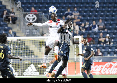 Chester, Pennsylvania, USA. 5 Giugno, 2018. Unione di Philadelphia centrocampista, DERRICK JONES (8) e Fred OWUSU SEKYENE, (4) del Richmond Kickers, salto per una testata durante la partita a Talen Energy Stadium, Chester PA Credito: Ricky Fitchett/ZUMA filo/Alamy Live News Foto Stock