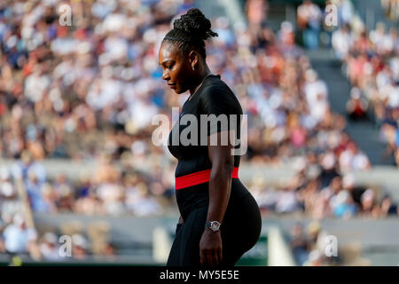 Parigi, Francia. 2 Giugno, 2018. Serena Williams (USA) Tennis : Serena Williams degli Stati Uniti durante le Donne Singoli Terzo turno match degli Open di Francia di tennis tournament contro Julia Goerges della Germania al Roland Garros di Parigi, Francia . Credito: AFLO/Alamy Live News Foto Stock