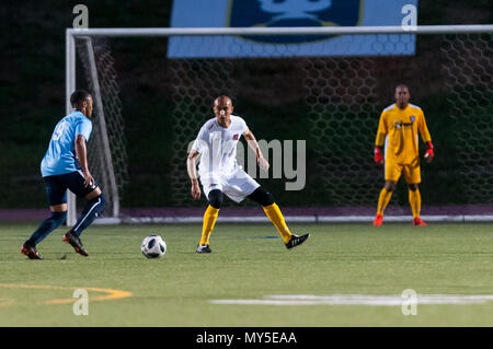 Fort Bragg, North Carolina, Stati Uniti d'America. 5 Giugno, 2018. 5 giugno 2018 - Fort Bragg, N.C., STATI UNITI D'AMERICA - All-Army Soccer Sgt. Raul chinoni (6) difende contro la Marina Soccer Petty Officer 2a classe dedicare Ecford (9) durante un secondo round match tra Stati Uniti Esercito e gli Stati Uniti Marina presso il 2018 le Forze Armate di uomini di calcio del campionato, a Hedrick Stadium, a Fort Bragg. Navy sconfitto esercito, 2-1. Le Forze Armate degli uomini campionato di calcio viene condotta ogni due anni. Credito: Timothy L. Hale/ZUMA filo/Alamy Live News Foto Stock