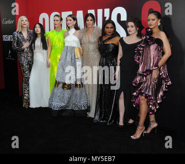 New York, NY, STATI UNITI D'AMERICA. 5 Giugno, 2018. Cate Blanchett, Awkwafina, Sarah Paulson, Anne Hathaway, Sandra Bullock, Mindy Kaling, Helena Bonham Carter, Rihanna assiste 'Ocean 8' Premiere mondiale a Alice Tully Hall il 5 giugno 2018 a New York City. Credito: John Palmer/media/punzone Alamy Live News Foto Stock