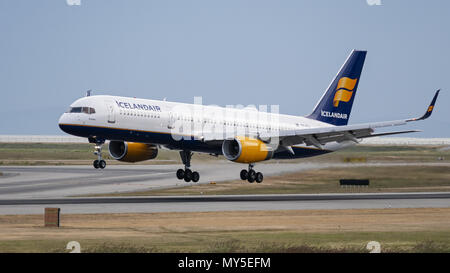 Richmond, British Columbia, Canada. Il 3 giugno, 2018. Un Icelandair Boeing 757-200 (TF-FIJ) a corridoio unico corpo stretto aereo jet atterra all'Aeroporto Internazionale di Vancouver. Credito: Bayne Stanley/ZUMA filo/Alamy Live News Foto Stock