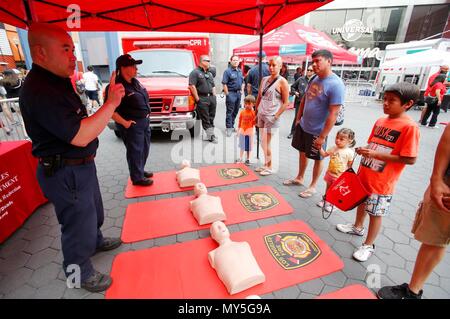 (180606) -- LOS ANGELES, 6 giugno 2018 (Xinhua) -- la gente a prendere parte a un mani RCP solo durante la formazione del marciapiede CPR giorno a Los Angeles, negli Stati Uniti il 5 giugno 2018. La American Heart Association ha aderito local fire dipartimenti e agenzie di emergenza per addestrare migliaia di residenti su come amministrare a mani solo la rianimazione cardiopolmonare. (Xinhua/Zhao Hanrong)(jmmn) Foto Stock