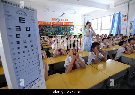 6 giugno 2018 - Handan, Handan, Cina - Handan, Cina-4Giugno 2018: gli studenti imparano a proteggere gli occhi a Congtai scuola primaria in Handan, nel nord della Cina di nella provincia di Hebei, marcatura vista nazionale giorno cade il 6 giugno di ogni anno. (Credito Immagine: © SIPA Asia via ZUMA filo) Foto Stock