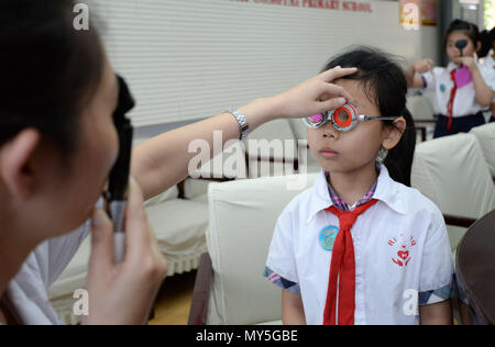 6 giugno 2018 - Handan, Handan, Cina - Handan, Cina-4Giugno 2018: gli studenti imparano a proteggere gli occhi a Congtai scuola primaria in Handan, nel nord della Cina di nella provincia di Hebei, marcatura vista nazionale giorno cade il 6 giugno di ogni anno. (Credito Immagine: © SIPA Asia via ZUMA filo) Foto Stock