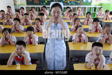 6 giugno 2018 - Handan, Handan, Cina - Handan, Cina-4Giugno 2018: gli studenti imparano a proteggere gli occhi a Congtai scuola primaria in Handan, nel nord della Cina di nella provincia di Hebei, marcatura vista nazionale giorno cade il 6 giugno di ogni anno. (Credito Immagine: © SIPA Asia via ZUMA filo) Foto Stock