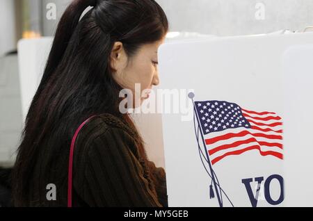 (180606) -- LOS ANGELES, 6 giugno 2018 (Xinhua) -- Un elettore riempie il suo voto in corrispondenza di una stazione di polling durante la California elezione primaria di Monterey Park, Los Angeles, negli Stati Uniti il 5 giugno 2018. (Xinhua/Zhao Hanrong) (jmmn) Foto Stock