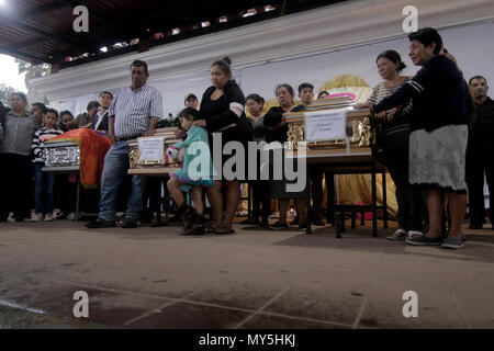 San Juan Alotenango, Guatemala. 05 giugno 2018, Guatemala, San Juan Alotenango: amici e parenti prendere parte in un memoriale di servizio alle vittime dell'eruzione vulcanica di Volcan de Fuego (fire vulcano). Dopo la potente eruzione, le squadre di soccorso sono stati confrontati con cose terribili. In alcune case dalle scogliere del vulcano, hanno scoperto di intere famiglie, che sono morti nel disastro. Almeno 70 persone sono state uccise in eruzione vulcanica. Foto: Alejandro Balan/dpa Credito: dpa picture alliance/Alamy Live News Foto Stock