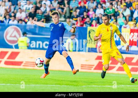 5 giugno 2018: Simon Skrabb #17 (Finlandia) e Cristian Manea #4 (Romania) durante la International Amichevole - Romania vs. Finlandia a Ilie Oana Stadium di Tulcea, Romania ROU. Copyright: Cronos/Catalin Soare Foto Stock