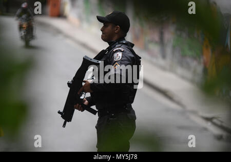 Rio de Janeiro la polizia guarda oltre i turisti presso la spiaggia di  Ipanema. Rio è tristemente famoso per la piccola criminalità Foto stock -  Alamy