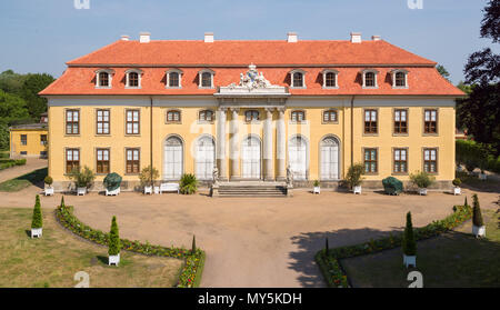 28 maggio 2018, Mosigkau, Germania: Il rinnovato esternamente il castello di Mosigkau, prese con un drone. In questi ultimi mesi, l'edificio ha ricevuto un nuovo tetto. Anche la facciata è stata aggiornata. Il castello ensemble è parte dell'elencati come patrimonio mondiale Unesco 'Dessau-Wörlitzer Regno giardino". Costruito nel 1752-1757, il castello è servito come una residenza estiva per la Principessa Anna Wilhelmine di Anhalt-Dessau. Foto: Jan Woitas/dpa-Zentralbild/dpa Foto Stock