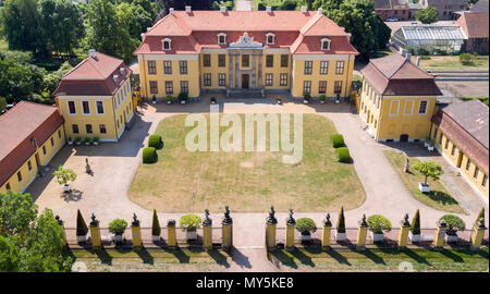 28 maggio 2018, Mosigkau, Germania: Il rinnovato esternamente il castello di Mosigkau, prese con un drone. In questi ultimi mesi, l'edificio ha ricevuto un nuovo tetto. Anche la facciata è stata aggiornata. Il castello ensemble è parte dell'elencati come patrimonio mondiale Unesco 'Dessau-Wörlitzer Regno giardino". Costruito nel 1752-1757, il castello è servito come una residenza estiva per la Principessa Anna Wilhelmine di Anhalt-Dessau. Foto: Jan Woitas/dpa-Zentralbild/dpa Foto Stock