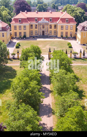 28 maggio 2018, Mosigkau, Germania: Il rinnovato esternamente il castello di Mosigkau, prese con un drone. In questi ultimi mesi, l'edificio ha ricevuto un nuovo tetto. Anche la facciata è stata aggiornata. Il castello ensemble è parte dell'elencati come patrimonio mondiale Unesco 'Dessau-Wörlitzer Regno giardino". Costruito nel 1752-1757, il castello è servito come una residenza estiva per la Principessa Anna Wilhelmine di Anhalt-Dessau. Foto: Jan Woitas/dpa-Zentralbild/dpa Foto Stock