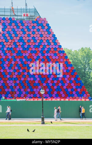 Londra, Regno Unito. 6 Giugno, 2018. La Mastaba di Christo e Jeann-Claude (suo late sife) in costruzione sulla serpentina - un progetto per la Serpentine Gallery a Hyde Park. È l'artista della prima scultura creati per il Regno Unito. Quando completato sarà trainato in posizione sul lago dove sarà sul display dal 18 giugno-23 settembre 2018. Credito: Guy Bell/Alamy Live News Foto Stock