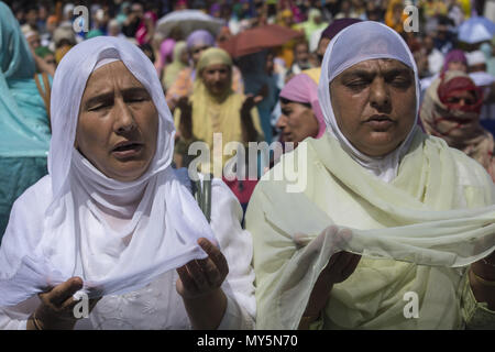 6 giugno 2018 - Budgam, Jammu e Kashmir India - Kashmir donne musulmano devoto prega, a Hazratbal santuario per contrassegnare la morte anniversario dell Imam-e- Ali, il cugino e genero del Profeta Maometto in Srinagar, la capitale estiva di Indiano Kashmir amministrato, India. I musulmani di tutto il Kashmir visitare il santuario Dargah nell'area Hazratbal di Srinagar per contrassegnare l anniversario della morte del califfo, cugino e genero del Profeta Maometto. Il santuario è molto venerata dai musulmani del Kashmir come si è creduto per alloggiare una sacra reliquia del Profeta Maometto. La reliquia è visualizzato per TH Foto Stock