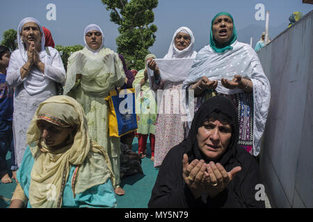 6 giugno 2018 - Budgam, Jammu e Kashmir India - Kashmir donne musulmano devoto prega, a Hazratbal santuario per contrassegnare la morte anniversario dell Imam-e- Ali, il cugino e genero del Profeta Maometto in Srinagar, la capitale estiva di Indiano Kashmir amministrato, India. I musulmani di tutto il Kashmir visitare il santuario Dargah nell'area Hazratbal di Srinagar per contrassegnare l anniversario della morte del califfo, cugino e genero del Profeta Maometto. Il santuario è molto venerata dai musulmani del Kashmir come si è creduto per alloggiare una sacra reliquia del Profeta Maometto. La reliquia è visualizzato per TH Foto Stock