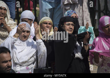 6 giugno 2018 - Budgam, Jammu e Kashmir India - Kashmir donne musulmano devoto prega, a Hazratbal santuario per contrassegnare la morte anniversario dell Imam-e- Ali, il cugino e genero del Profeta Maometto in Srinagar, la capitale estiva di Indiano Kashmir amministrato, India. I musulmani di tutto il Kashmir visitare il santuario Dargah nell'area Hazratbal di Srinagar per contrassegnare l anniversario della morte del califfo, cugino e genero del Profeta Maometto. Il santuario è molto venerata dai musulmani del Kashmir come si è creduto per alloggiare una sacra reliquia del Profeta Maometto. La reliquia è visualizzato per TH Foto Stock