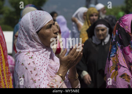 6 giugno 2018 - Budgam, Jammu e Kashmir India - Kashmir donna musulmano devoto prega, a Hazratbal santuario per contrassegnare la morte anniversario dell Imam-e- Ali, il cugino e genero del Profeta Maometto in Srinagar, la capitale estiva di Indiano Kashmir amministrato, India. I musulmani di tutto il Kashmir visitare il santuario Dargah nell'area Hazratbal di Srinagar per contrassegnare l anniversario della morte del califfo, cugino e genero del Profeta Maometto. Il santuario è molto venerata dai musulmani del Kashmir come si è creduto per alloggiare una sacra reliquia del Profeta Maometto. La reliquia è visualizzato per TH Foto Stock