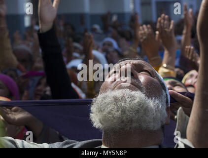 Budgam, Jammu e Kashmir in India. Il 6 giugno, 2018. Kashmir uomo musulmano devoto prega, a Hazratbal santuario per contrassegnare la morte anniversario dell Imam-e- Ali, il cugino e genero del Profeta Maometto in Srinagar, la capitale estiva di Indiano Kashmir amministrato, India. I musulmani di tutto il Kashmir visitare il santuario Dargah nell'area Hazratbal di Srinagar per contrassegnare l anniversario della morte del califfo, cugino e genero del Profeta Maometto. Il santuario è molto venerata dai musulmani del Kashmir come si è creduto per alloggiare una sacra reliquia del Profeta Maometto. La reliquia è visualizzato per la Foto Stock