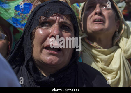 6 giugno 2018 - Budgam, Jammu e Kashmir India - Kashmir donna musulmano devoto prega, a Hazratbal santuario per contrassegnare la morte anniversario dell Imam-e- Ali, il cugino e genero del Profeta Maometto in Srinagar, la capitale estiva di Indiano Kashmir amministrato, India. I musulmani di tutto il Kashmir visitare il santuario Dargah nell'area Hazratbal di Srinagar per contrassegnare l anniversario della morte del califfo, cugino e genero del Profeta Maometto. Il santuario è molto venerata dai musulmani del Kashmir come si è creduto per alloggiare una sacra reliquia del Profeta Maometto. La reliquia è visualizzato per TH Foto Stock