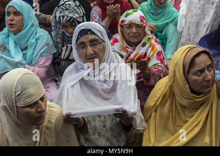 6 giugno 2018 - Budgam, Jammu e Kashmir India - Kashmir donne musulmano devoto prega, a Hazratbal santuario per contrassegnare la morte anniversario dell Imam-e- Ali, il cugino e genero del Profeta Maometto in Srinagar, la capitale estiva di Indiano Kashmir amministrato, India. I musulmani di tutto il Kashmir visitare il santuario Dargah nell'area Hazratbal di Srinagar per contrassegnare l anniversario della morte del califfo, cugino e genero del Profeta Maometto. Il santuario è molto venerata dai musulmani del Kashmir come si è creduto per alloggiare una sacra reliquia del Profeta Maometto. La reliquia è visualizzato per TH Foto Stock