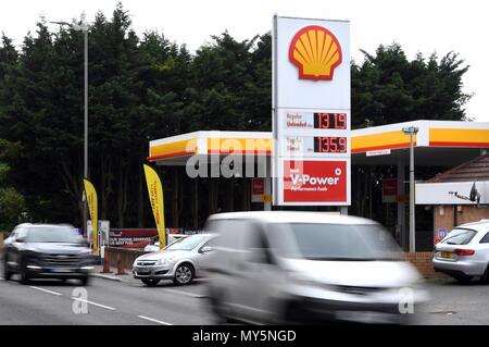 Londra, Regno Unito. 5 Giugno, 2018. Immagine :©concesso in licenza a Ho-Immagini foto agenzia. 05/06/2018. Londra, Regno Unito. I prezzi della benzina nel record monthly rise. Un garage di benzina a Buckhurst Hill, Essex, con il recente dei prezzi della benzina visualizzati come i prezzi della benzina sono aumentati del 6p di un litro nel maggio - il più grande aumento mensile poiché il RAC ha cominciato a seguire i prezzi di 18 anni fa. La media dei prezzi della benzina ha colpito 129.4p un litro, mentre la media dei prezzi del diesel anche rosa da 6p a 132.3p un litro. Credito: Andrew parsons/Alamy Live News Foto Stock