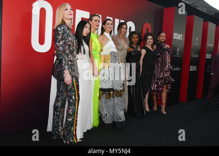 New York, Stati Uniti d'America. 5 Giugno, 2018. Cate Blanchett, Awkwafina, Sarah Paulson, Anne Hathaway, Sandra Bullock, Mindy Kaling, Helena Bonham Carter e Rihanna partecipare a "Ocean 8' Premiere mondiale a Alice Tully Hall il 5 giugno 2018 a New York City. Credito: Erik Pendzich/Alamy Live News Foto Stock