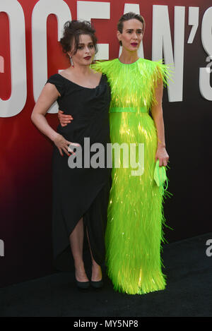 New York, Stati Uniti d'America. 5 Giugno, 2018. Helena Bonham Carter e Sarah Paulson partecipare a "Ocean 8' Premiere mondiale a Alice Tully Hall il 5 giugno 2018 a New York City. Credito: Erik Pendzich/Alamy Live News Foto Stock