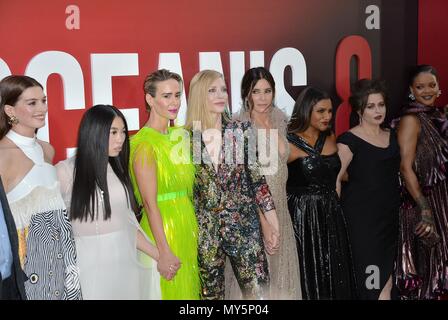 New York, NY, STATI UNITI D'AMERICA. 5 Giugno, 2018. Anne Hathaway, Awkwafina, Sarah Paulson, Cate Blanchett, Sandra Bullock, Mindy Kaling, Helena Bonham Carter, Rihanna presso gli arrivi per OCEAN 8 Premiere, Alice Tully Hall presso il Lincoln Center di New York, NY Giugno 5, 2018. Credito: Kristin Callahan/Everett raccolta/Alamy Live News Foto Stock