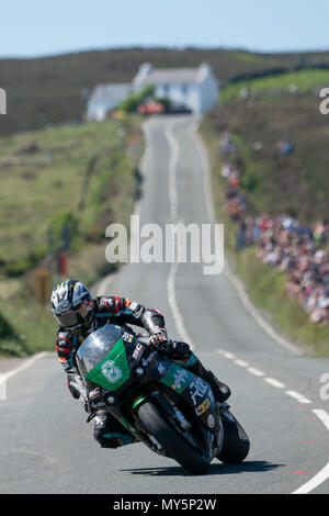 Michael Dunlop nel suo ultimo giro vincente passato Kate's Cottage in Lightweight TT 4 giugno 2018 , TT Tribuna, Isola di Man, UK; TT Raceday, Foto Stock