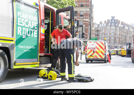 Knightsbridge, Londra, 6 giugno 2018. I vigili del fuoco, i servizi di soccorso e le forze di polizia ad affrontare le conseguenze di un incendio di grandi dimensioni presso il Mandarin Oriental hotel in Knightsbridge, che coinvolge circa 120 vigili del fuoco in totale. Credito: Imageplotter News e sport/Alamy Live News Foto Stock