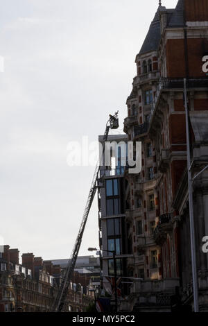 Knightsbridge, Londra, 6 giugno 2018. I vigili del fuoco, i servizi di soccorso e le forze di polizia ad affrontare le conseguenze di un incendio di grandi dimensioni presso il Mandarin Oriental hotel in Knightsbridge, che coinvolge circa 120 vigili del fuoco in totale. Credito: Imageplotter News e sport/Alamy Live News Foto Stock