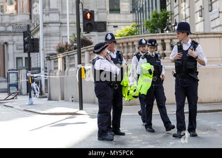 Knightsbridge, Londra, 6 giugno 2018. I vigili del fuoco, i servizi di soccorso e le forze di polizia ad affrontare le conseguenze di un incendio di grandi dimensioni presso il Mandarin Oriental hotel in Knightsbridge, che coinvolge circa 120 vigili del fuoco in totale. Credito: Imageplotter News e sport/Alamy Live News Foto Stock