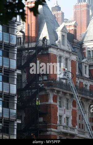 Londra, UK. 6 Giugno 2018. Londra Vigili del Fuoco di occuparsi di un incendio al Mandarin Oriental Hotel in Knightsbridge. : Claire Doherty/Alamy Live News Foto Stock